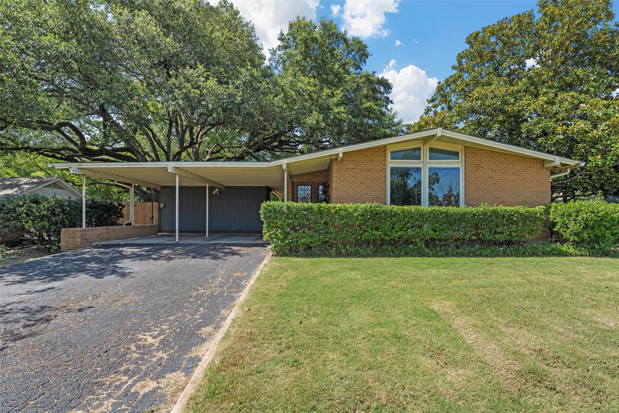 1302 E Elm Street