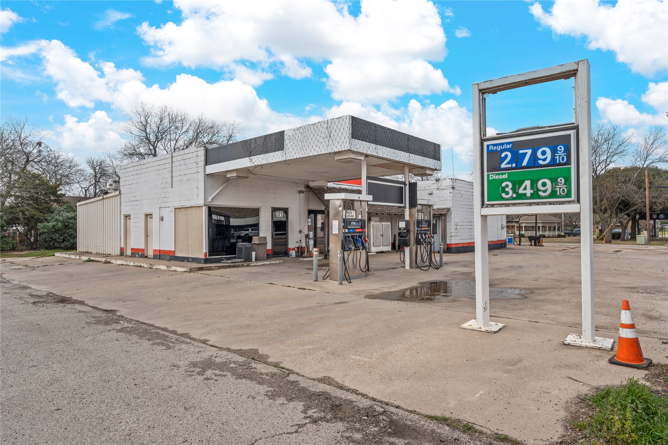 201 W Oak Street