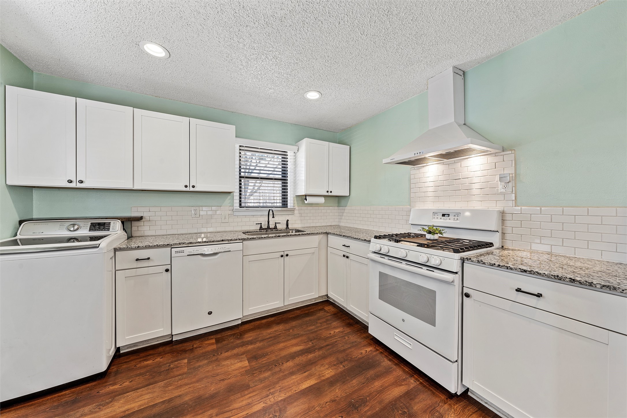 216 Avenue I