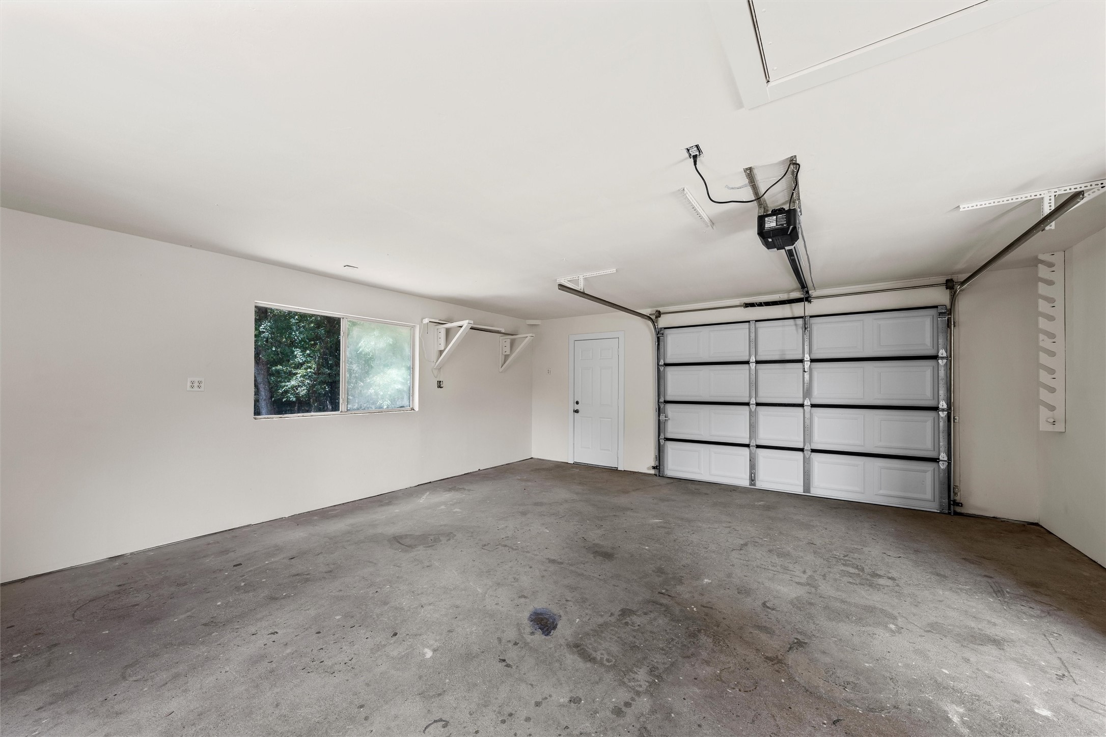 1561 Whitecrest Drive