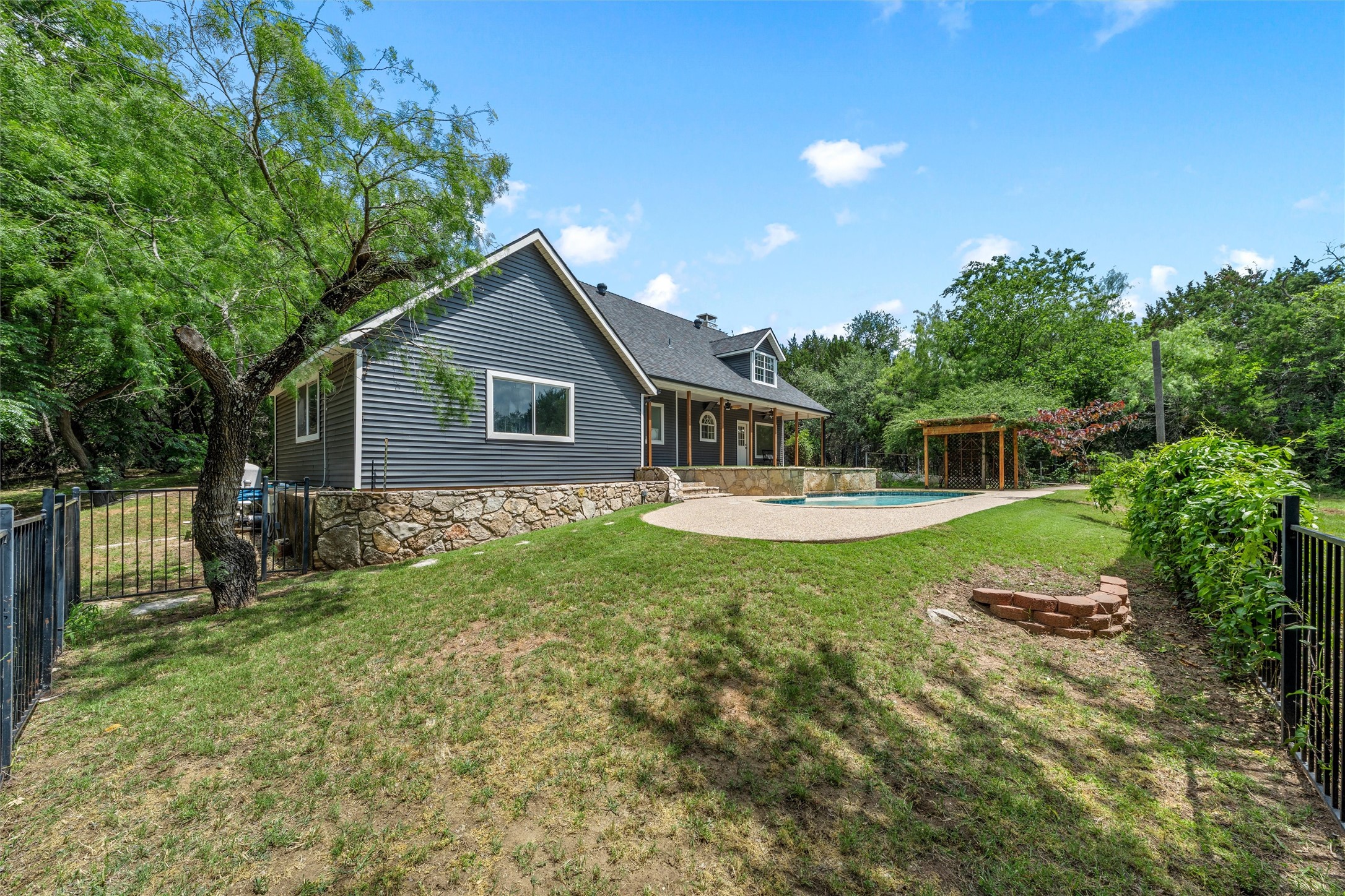 1561 Whitecrest Drive