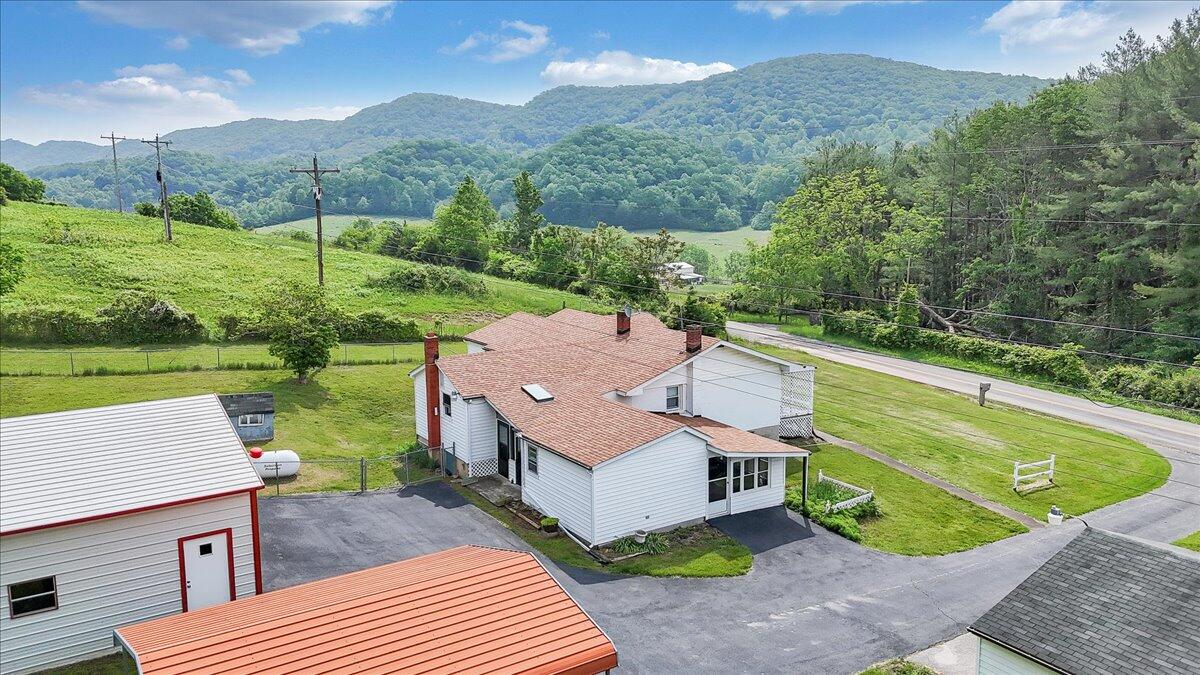 6715 Blacksburg RD