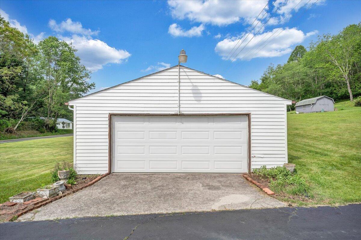 6715 Blacksburg RD