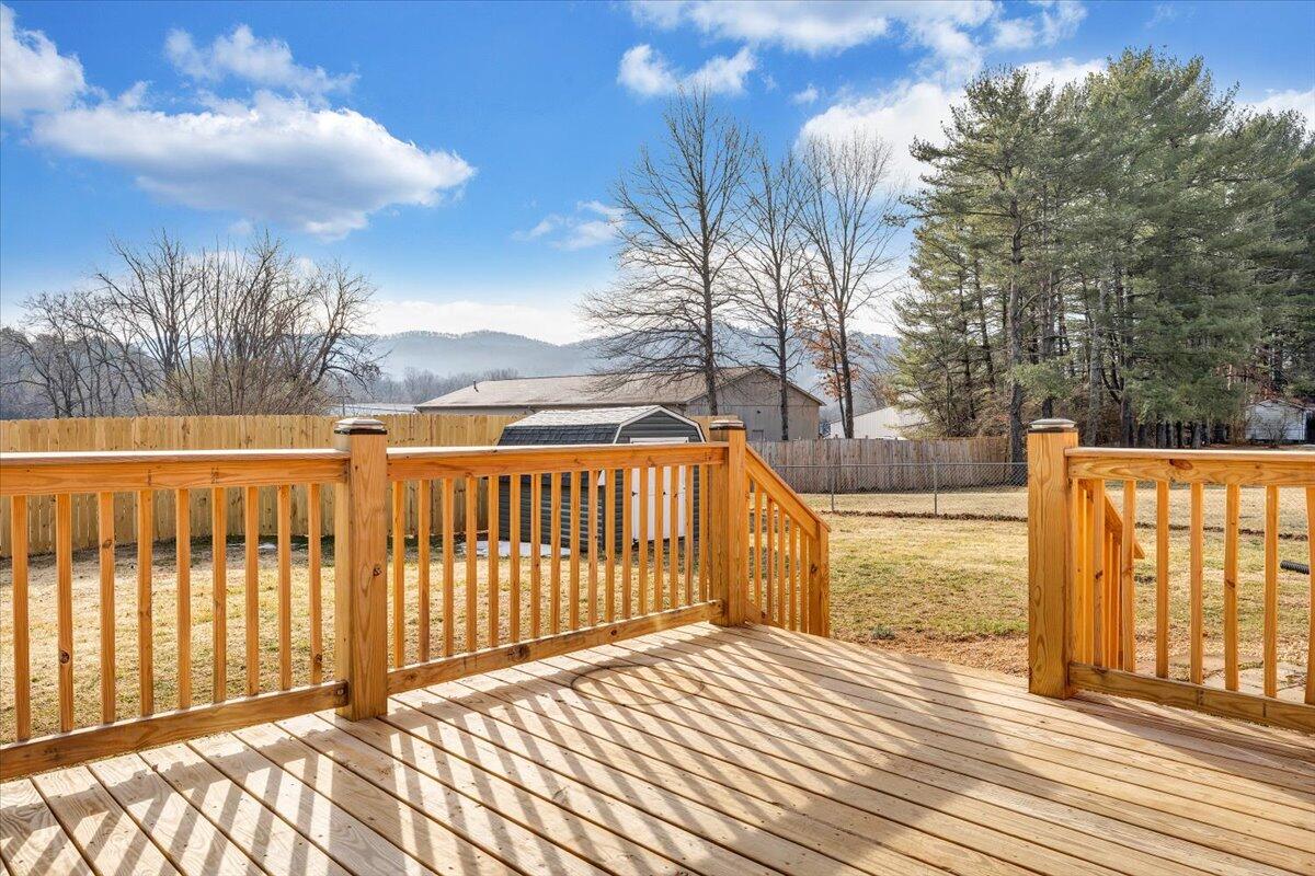 3804 Meadowlark RD
