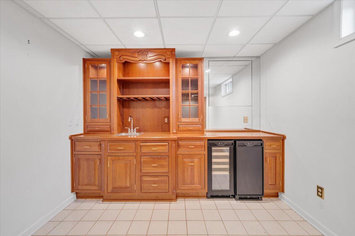 302 Ivy LN