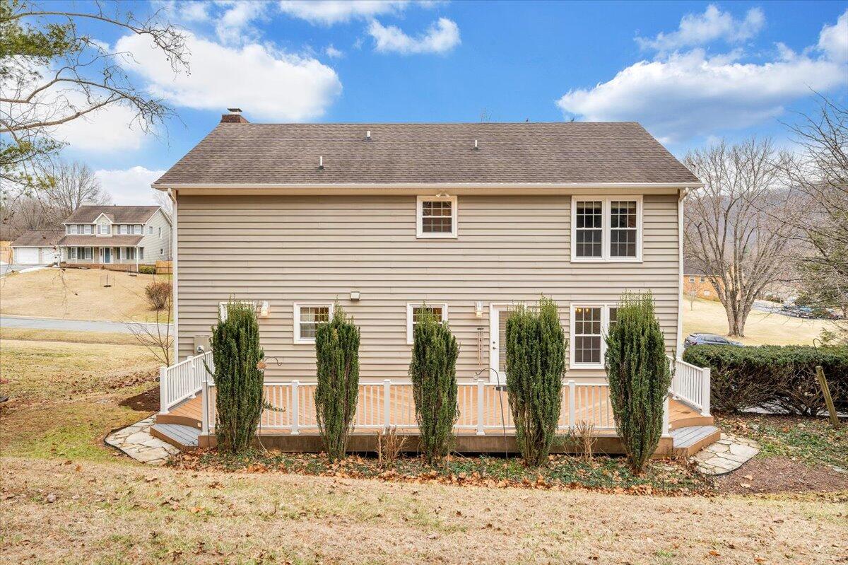 302 Ivy LN