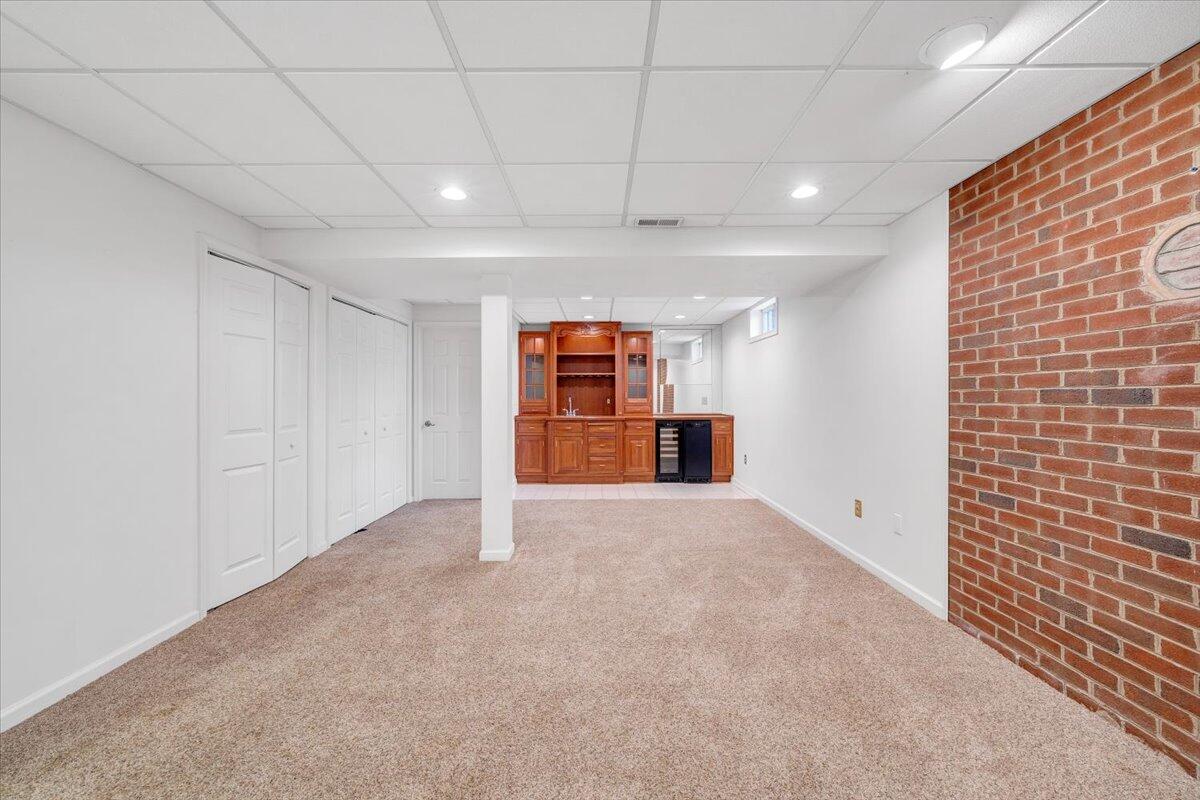 302 Ivy LN