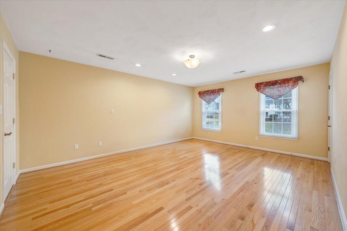 302 Ivy LN