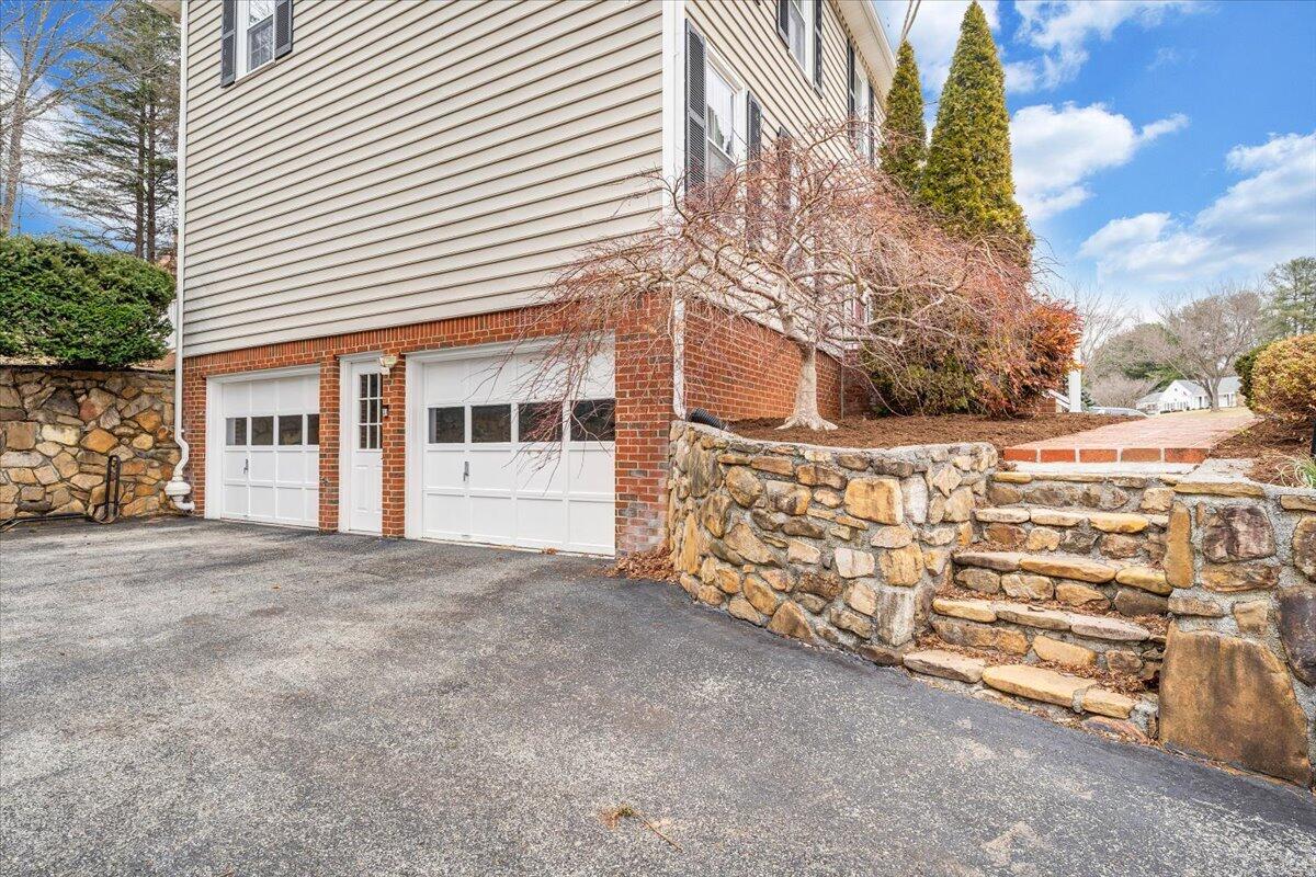 302 Ivy LN