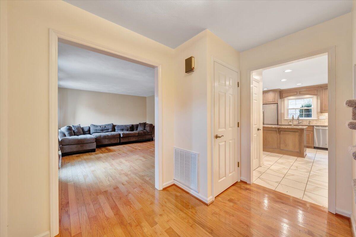 302 Ivy LN