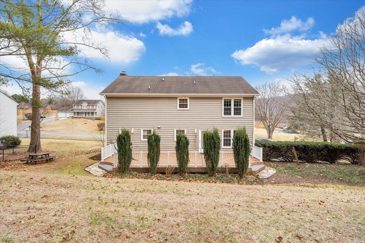 302 Ivy LN