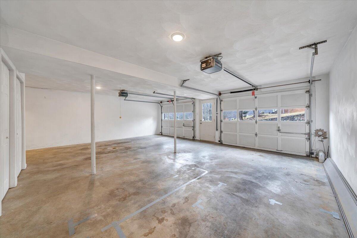 302 Ivy LN