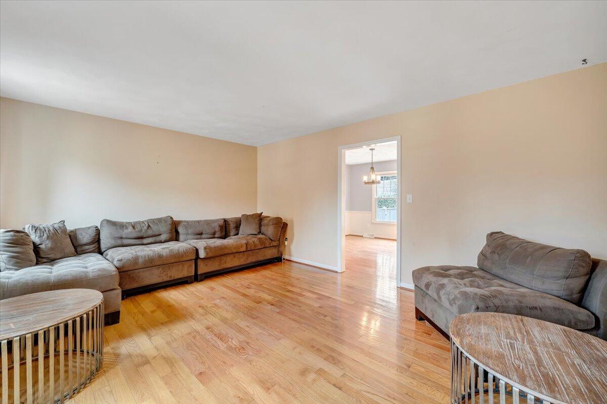 302 Ivy LN