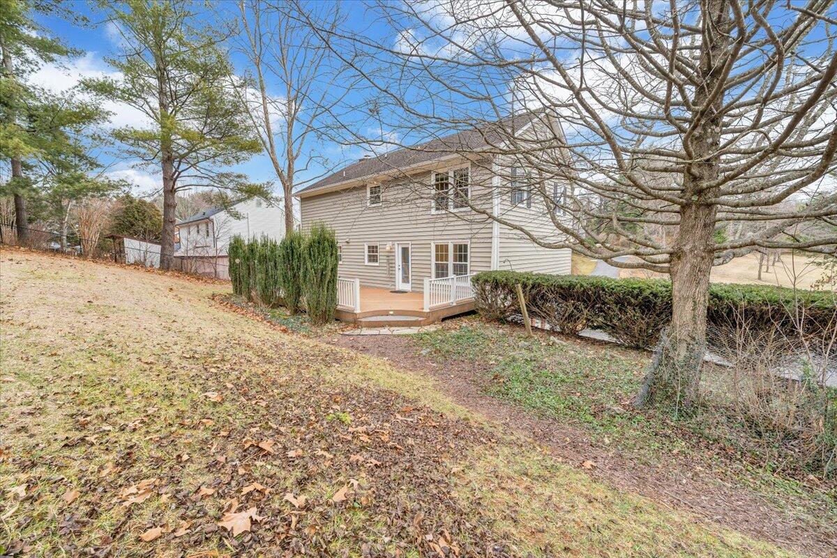 302 Ivy LN