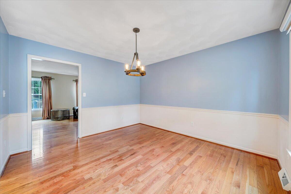 302 Ivy LN
