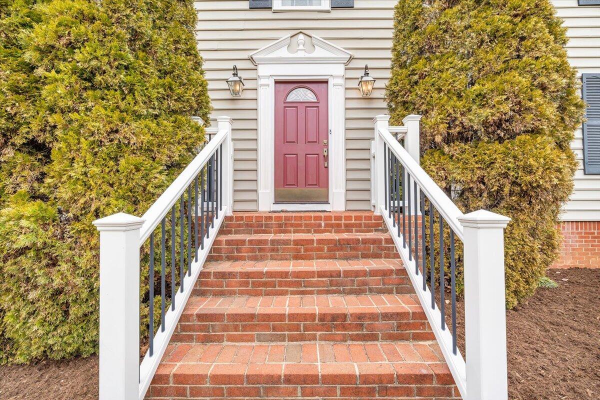 302 Ivy LN