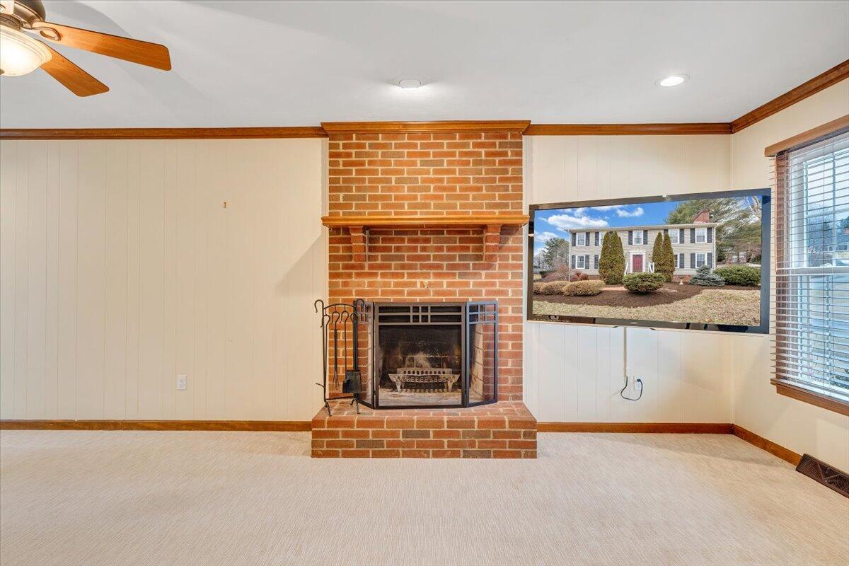 302 Ivy LN