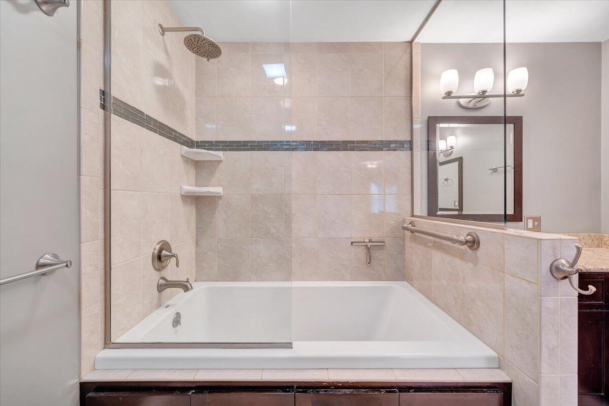 302 Ivy LN
