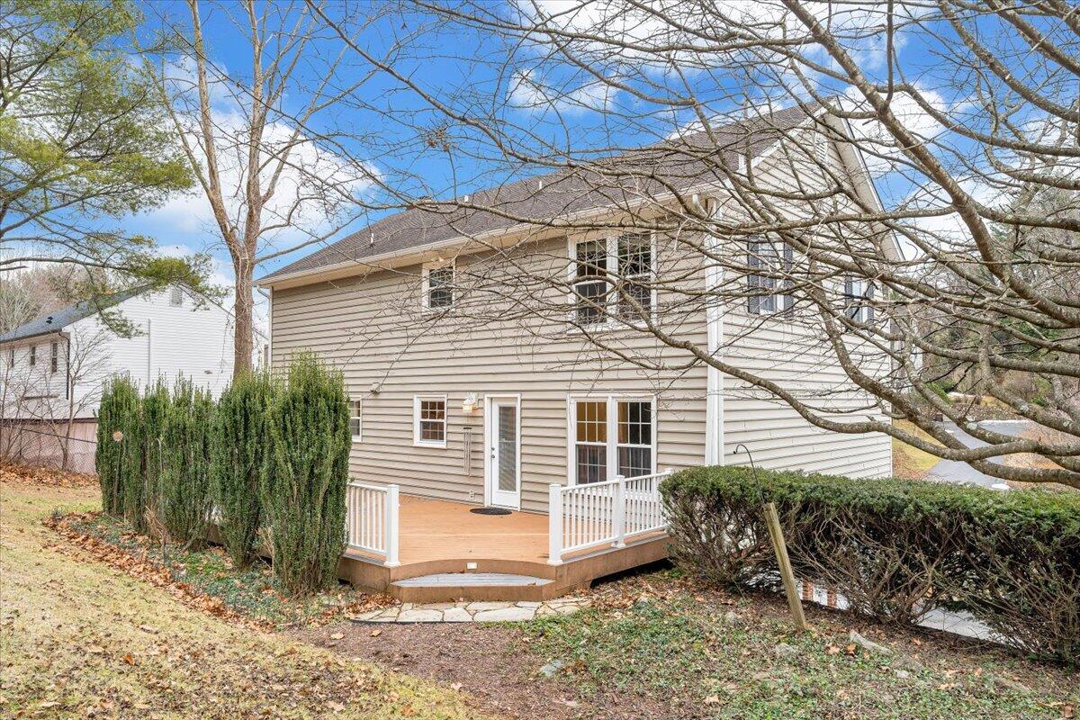 302 Ivy LN