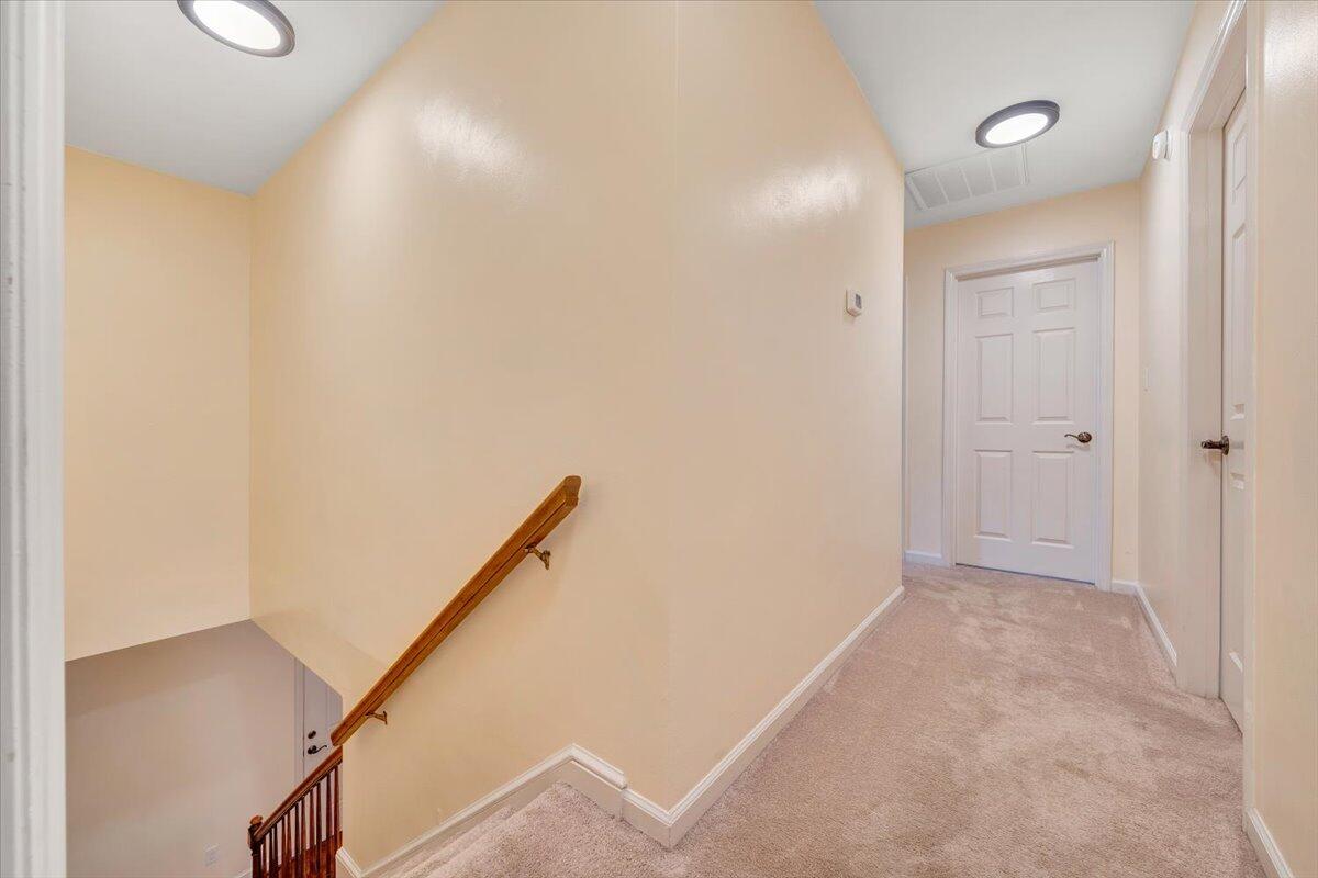302 Ivy LN