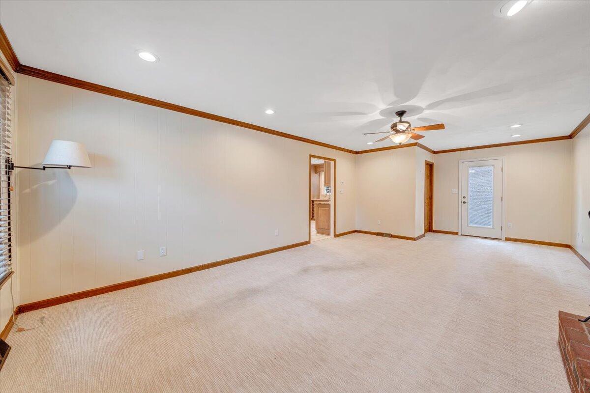 302 Ivy LN