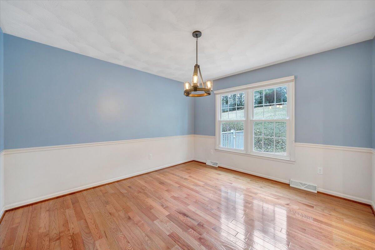 302 Ivy LN
