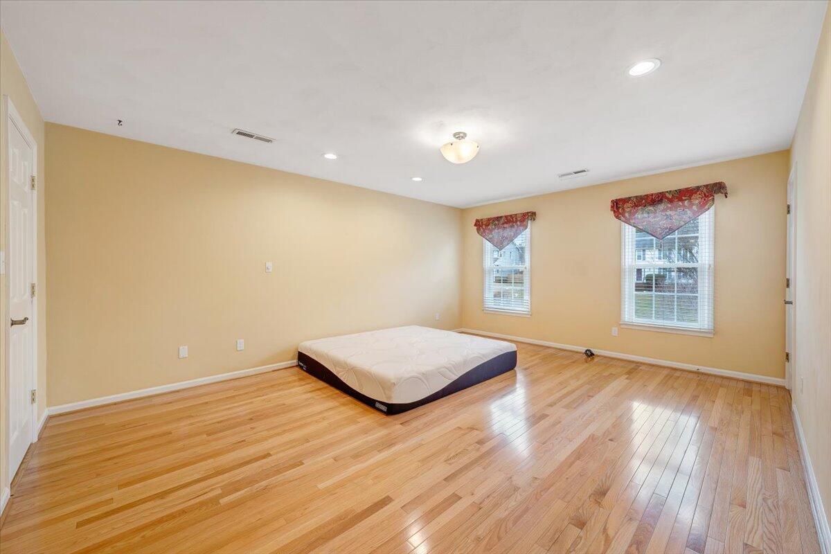 302 Ivy LN