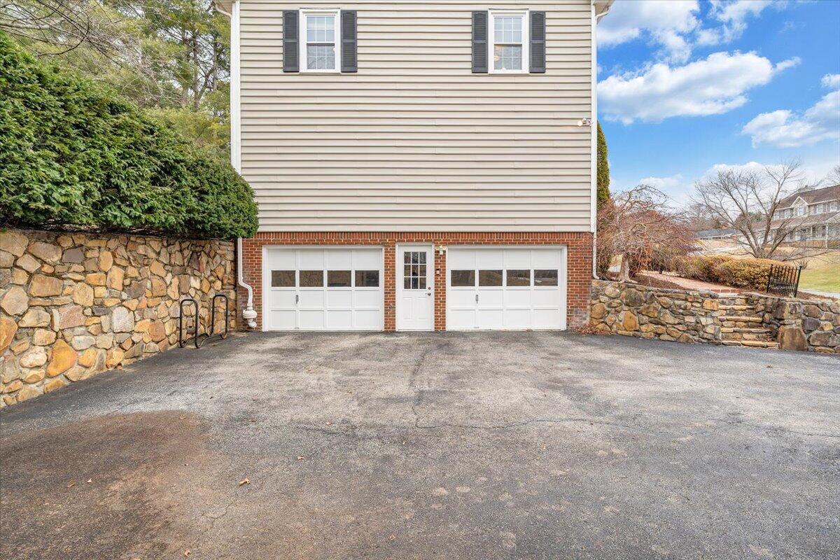302 Ivy LN