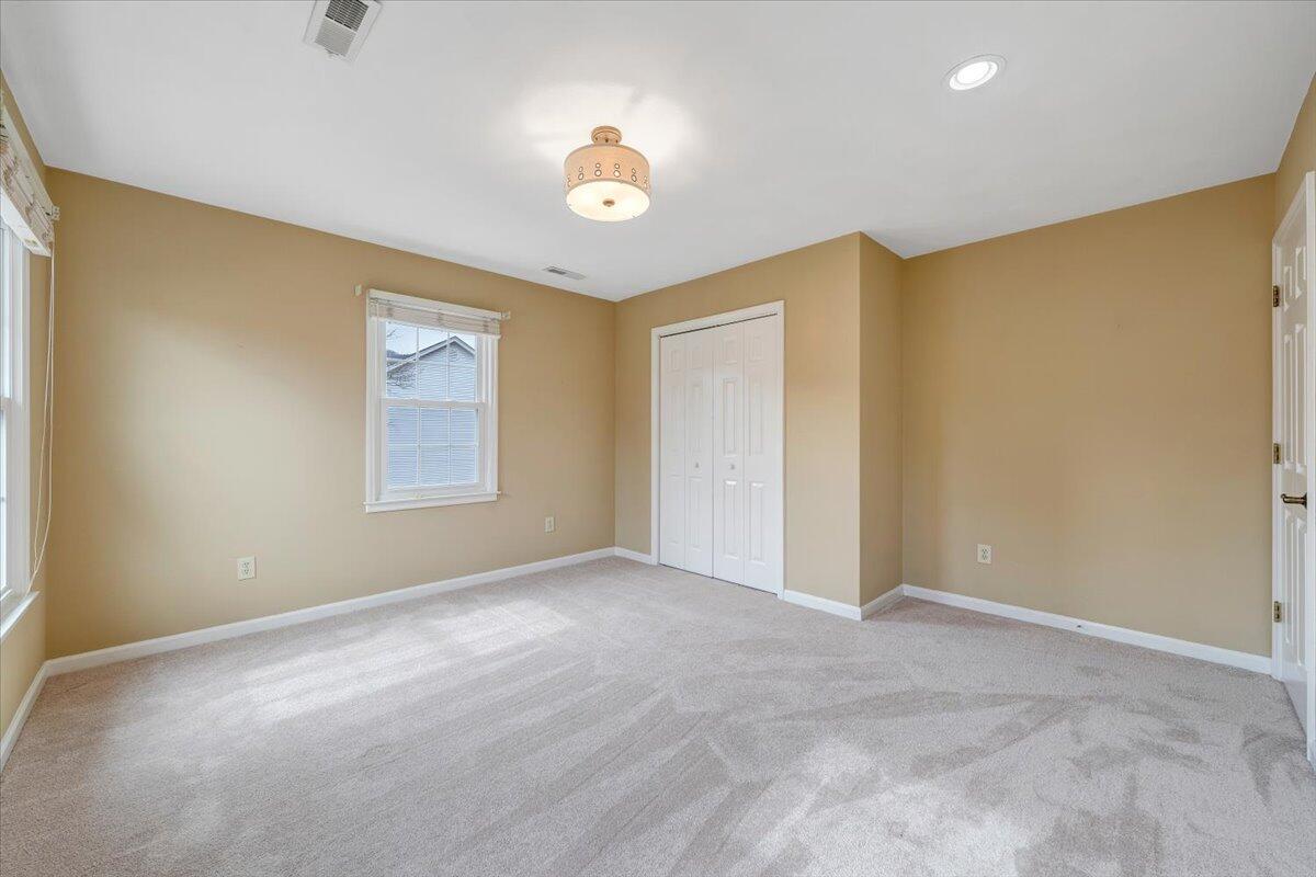 302 Ivy LN