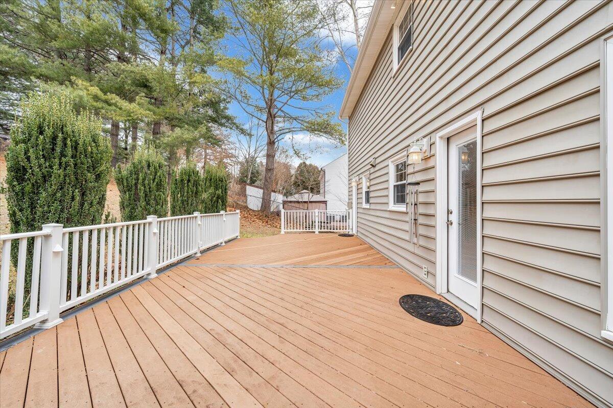 302 Ivy LN