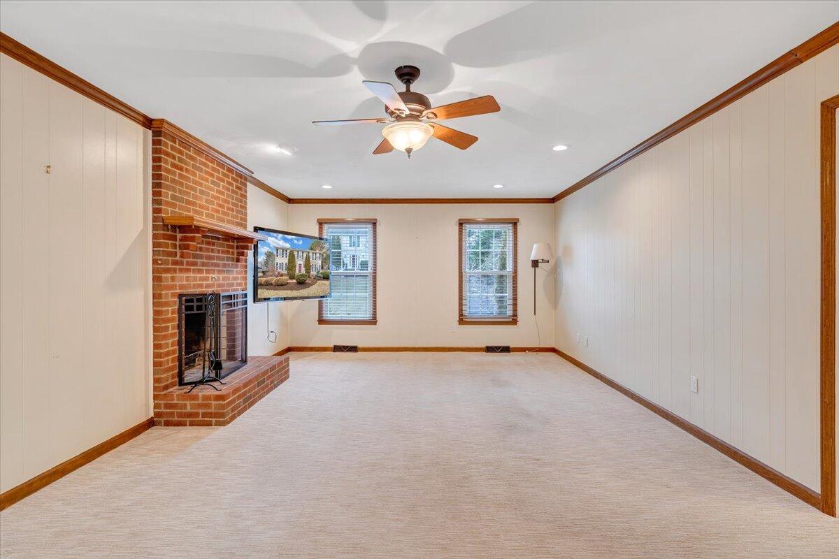 302 Ivy LN