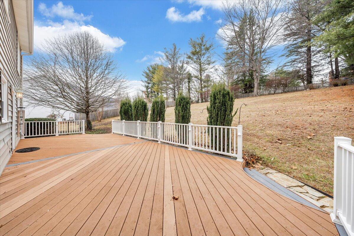 302 Ivy LN