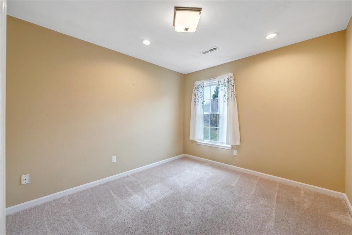 302 Ivy LN