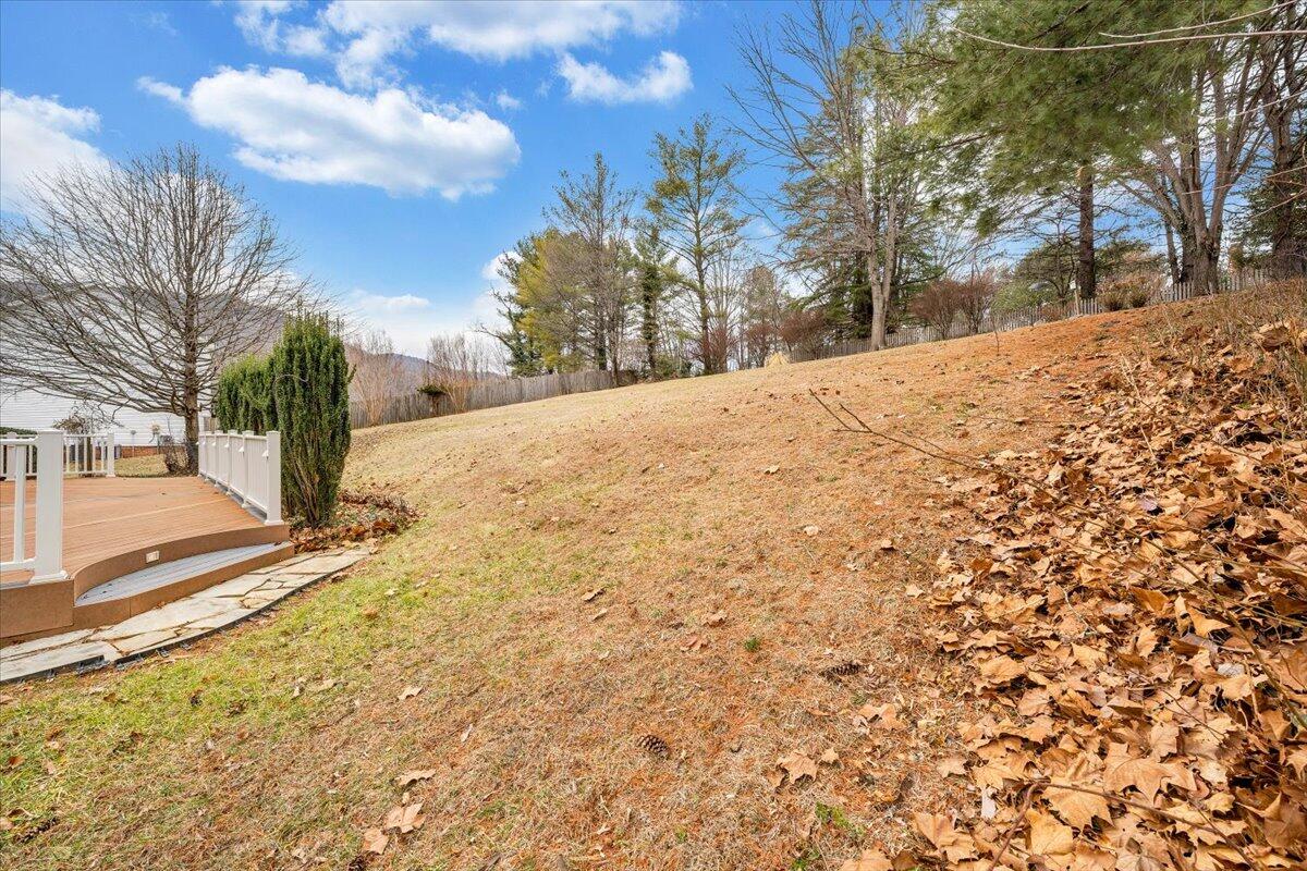 302 Ivy LN