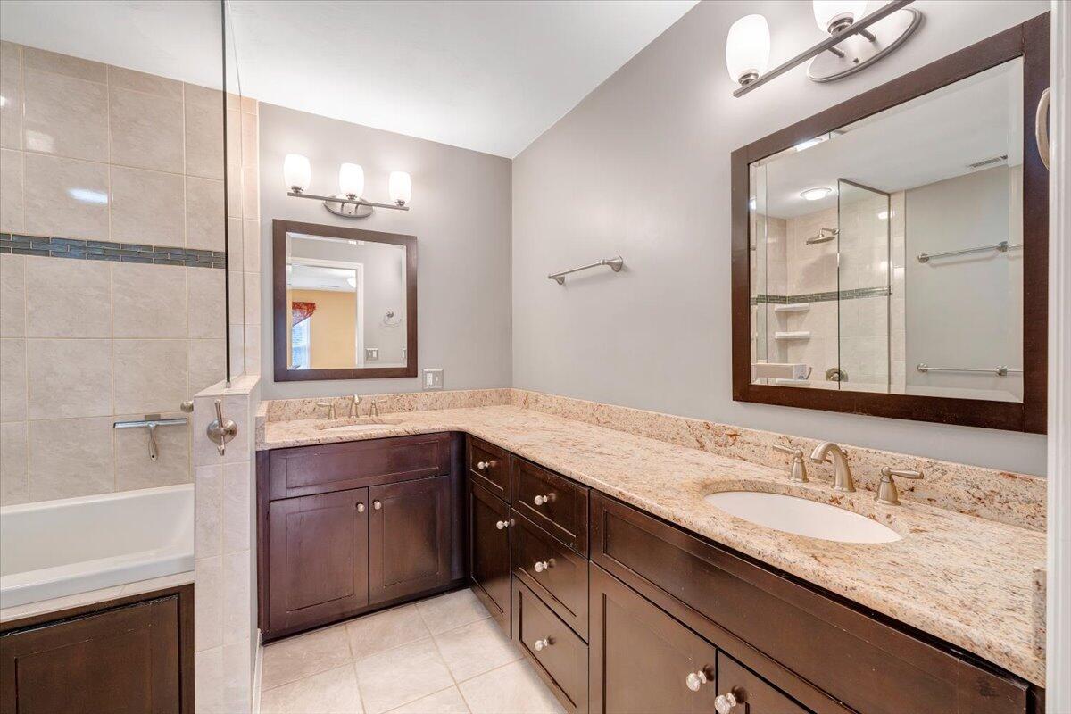 302 Ivy LN