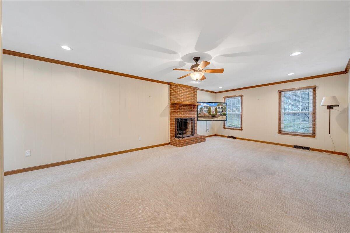 302 Ivy LN