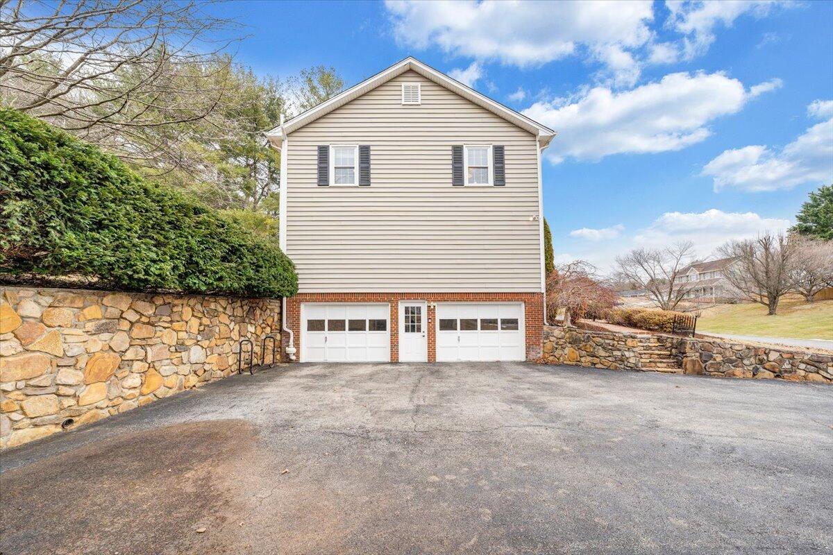 302 Ivy LN