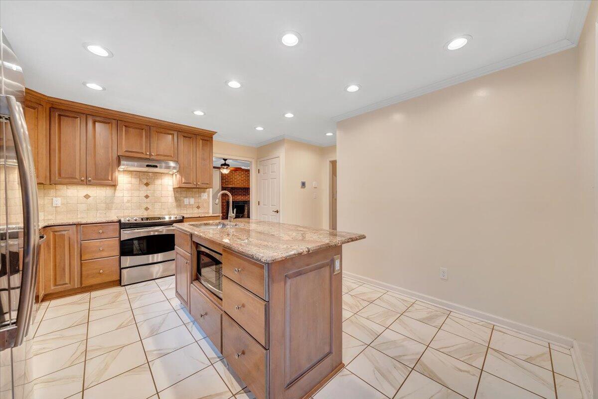 302 Ivy LN