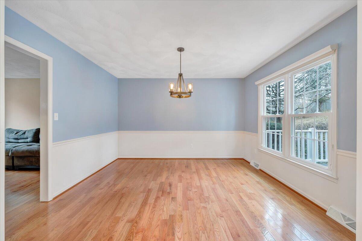 302 Ivy LN