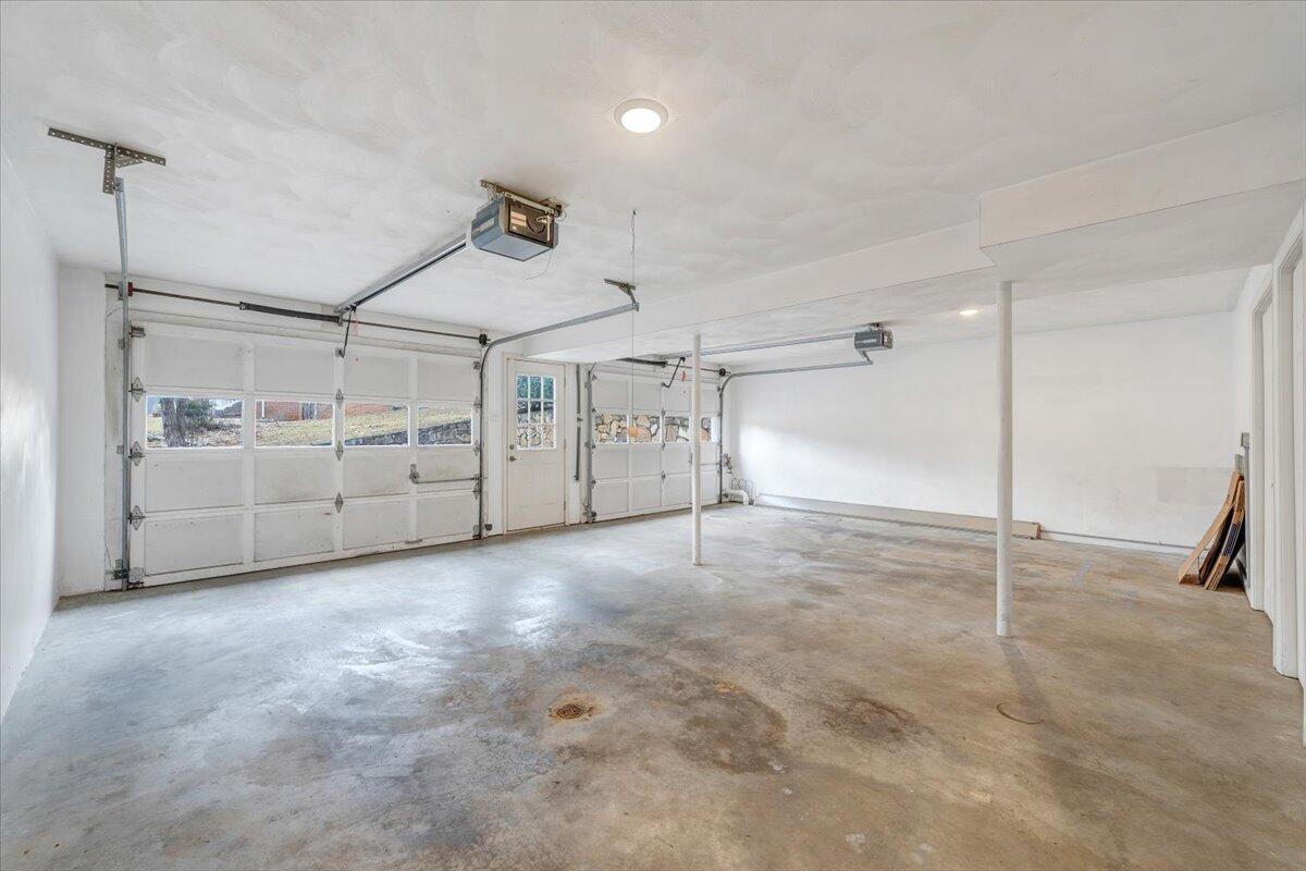 302 Ivy LN