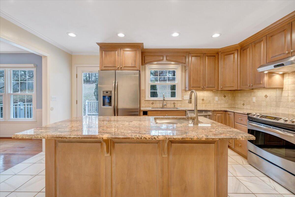 302 Ivy LN