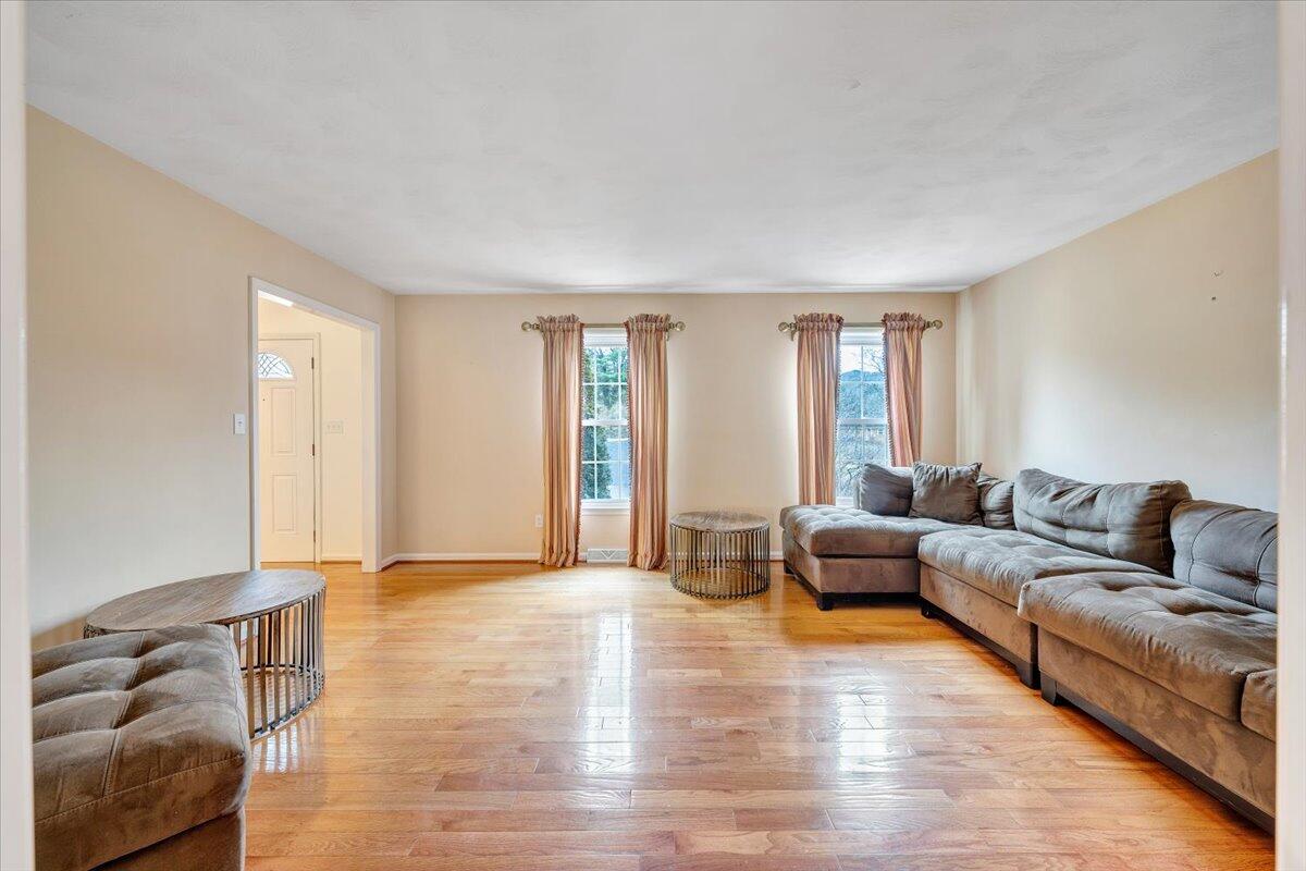 302 Ivy LN