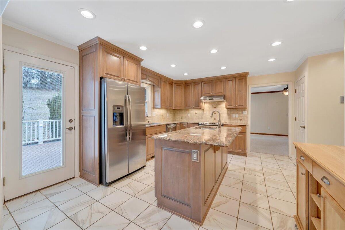302 Ivy LN
