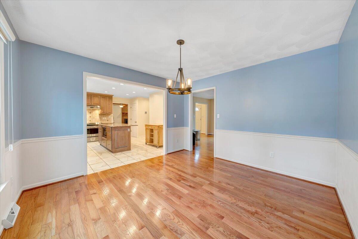 302 Ivy LN