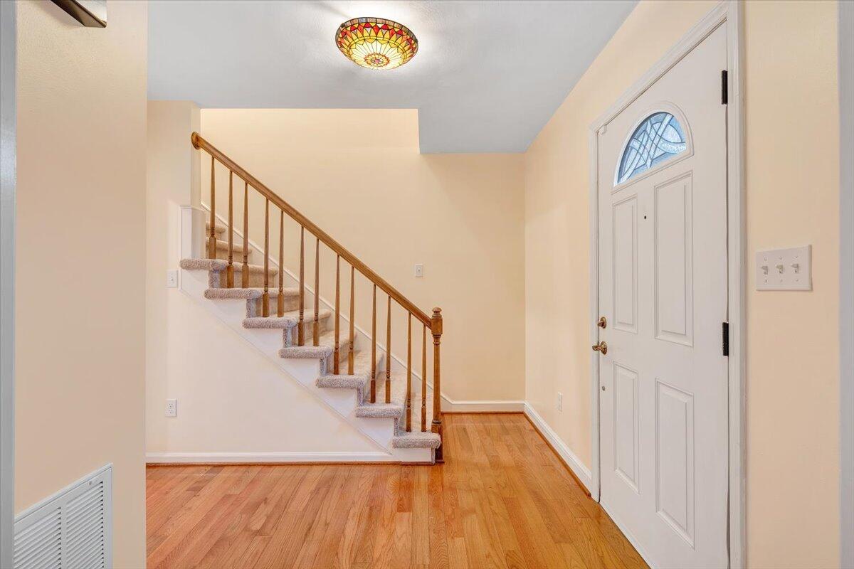 302 Ivy LN