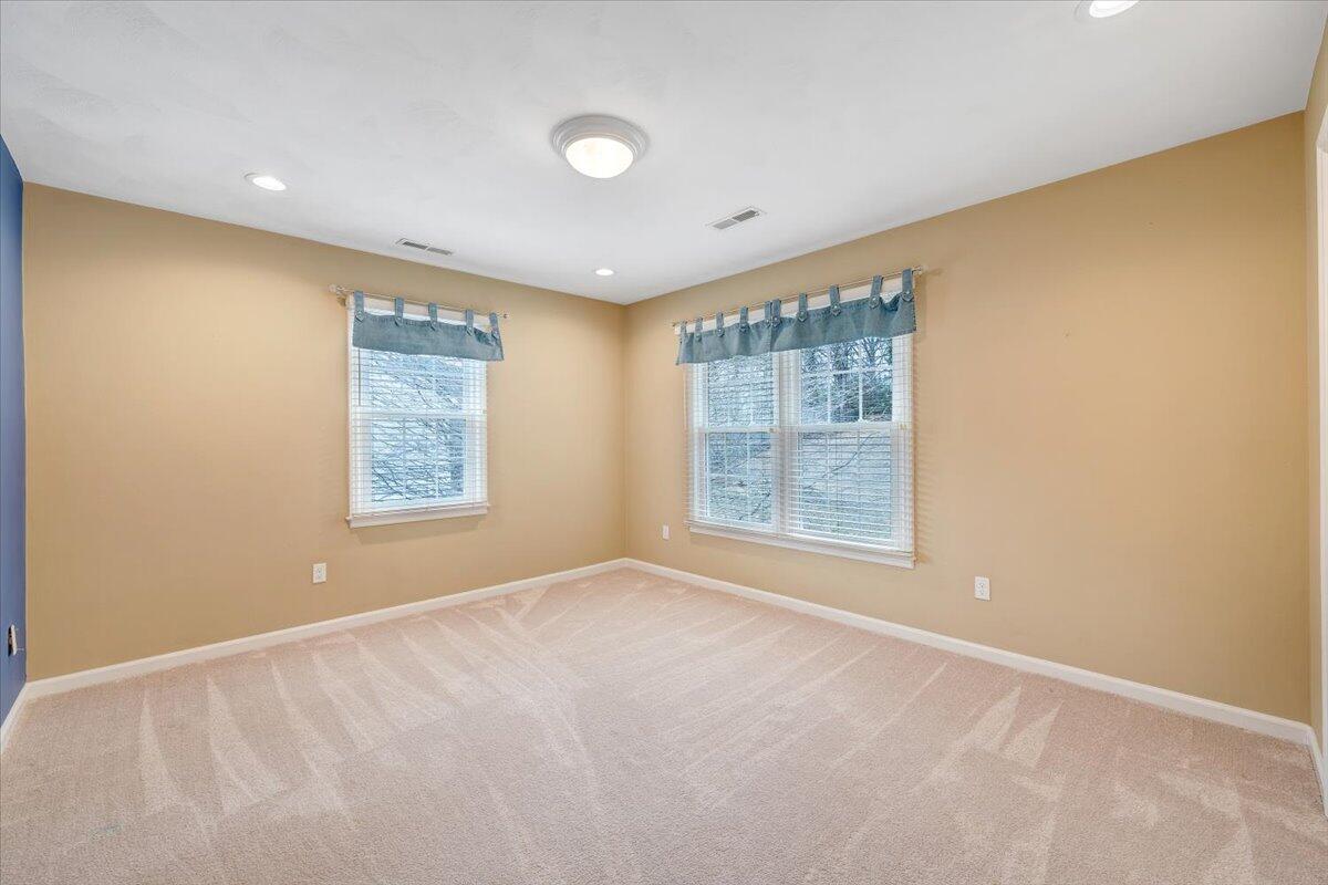 302 Ivy LN