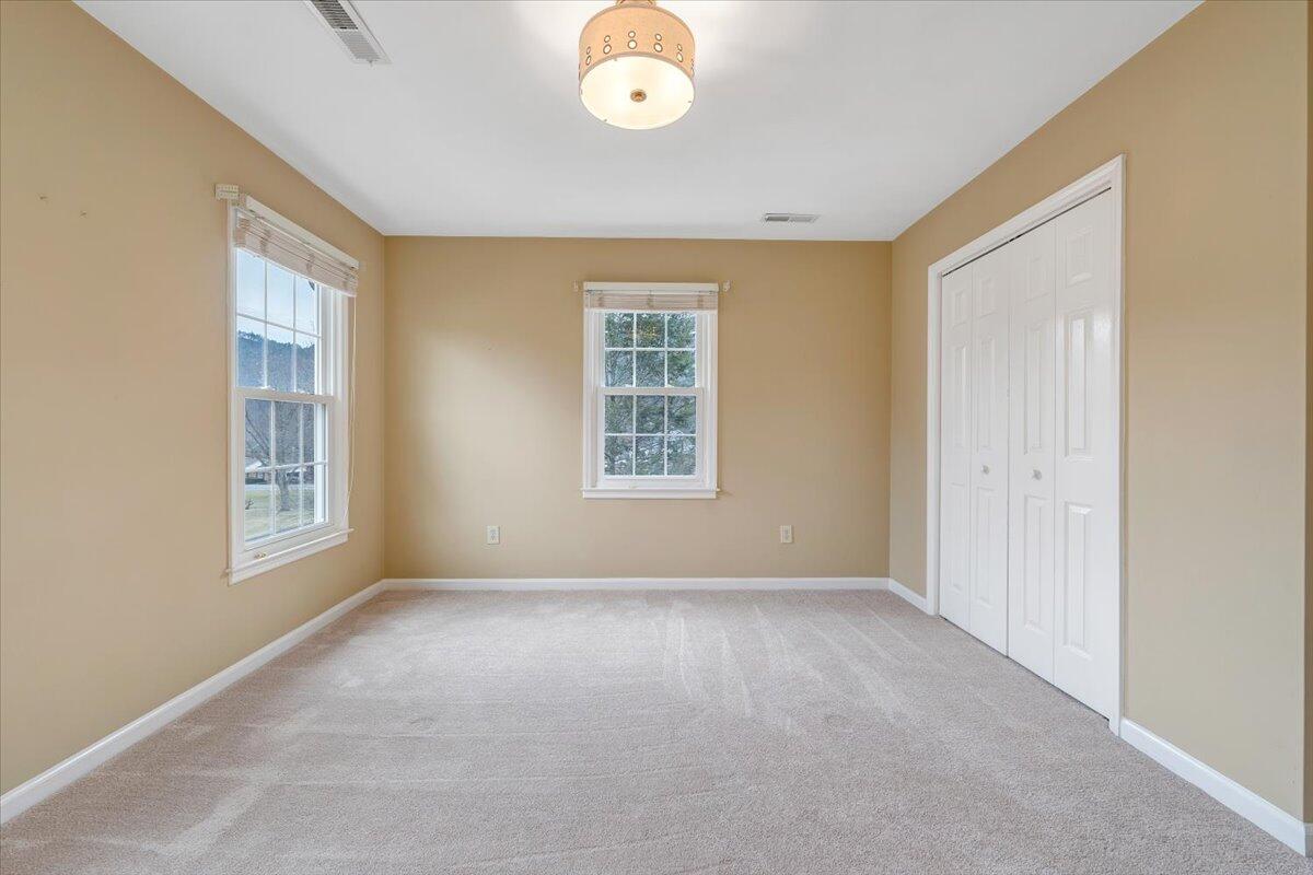 302 Ivy LN