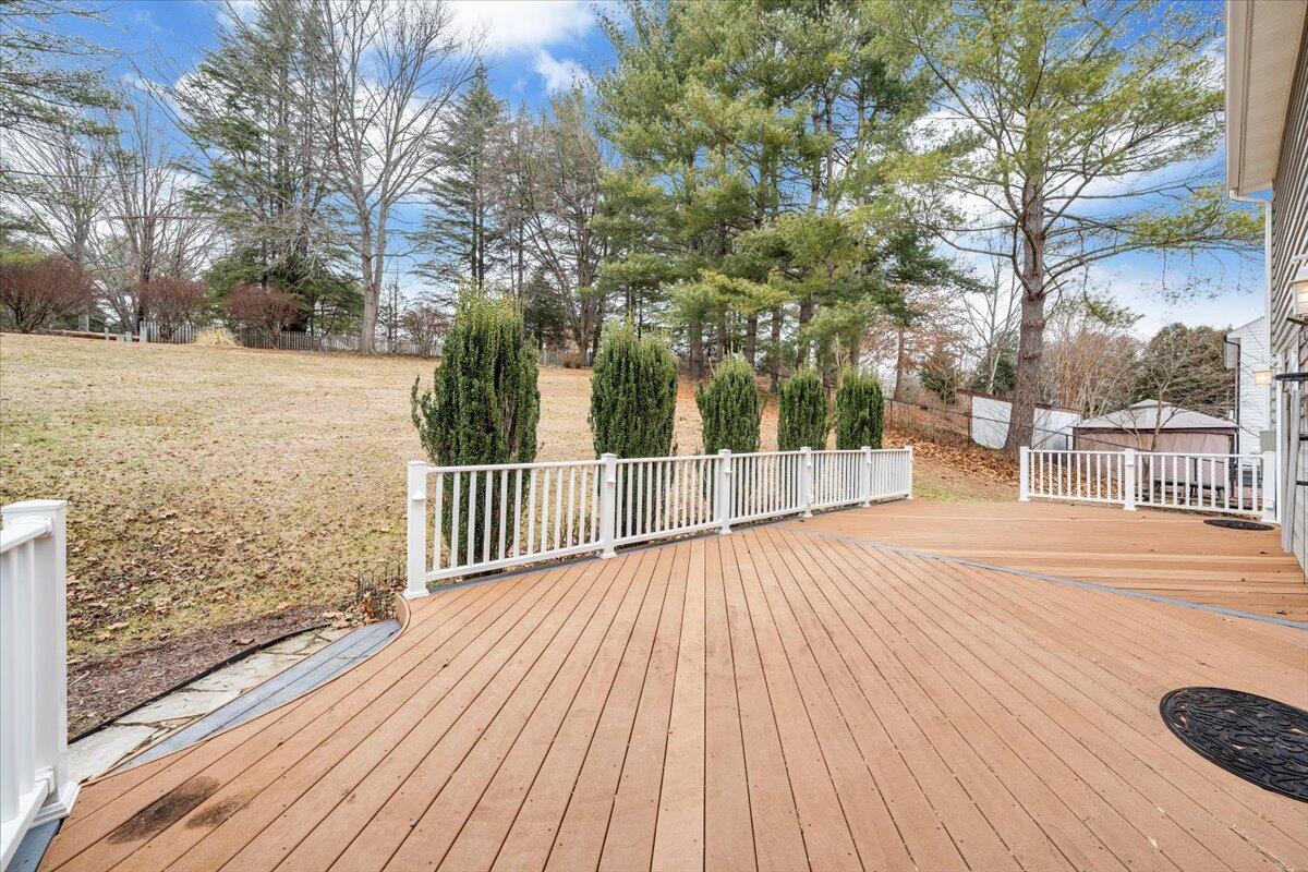302 Ivy LN
