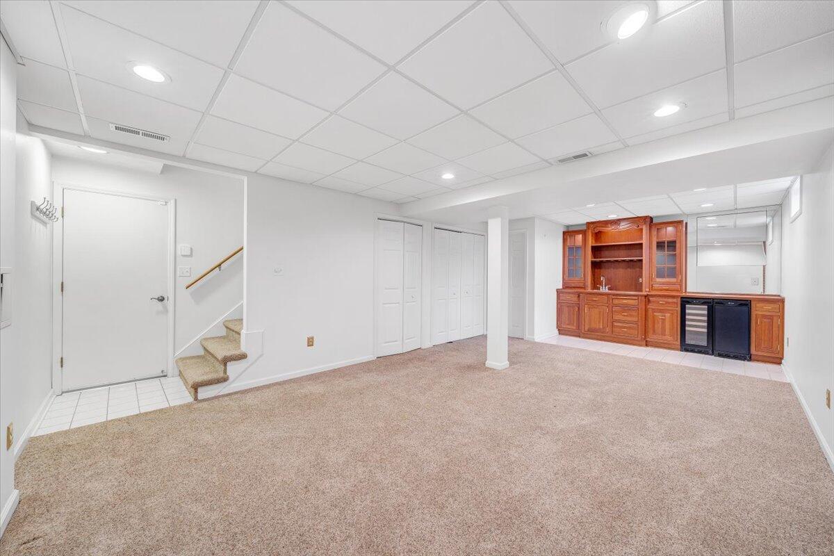 302 Ivy LN