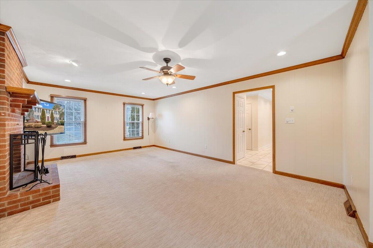 302 Ivy LN